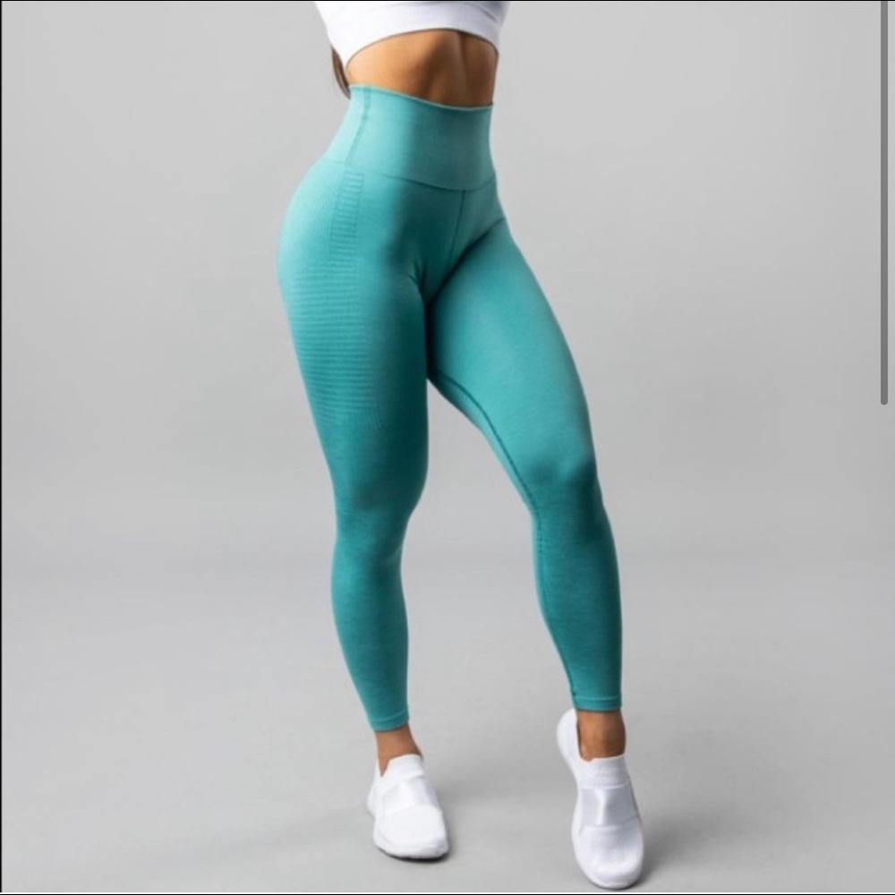 Alphalete Women’s halo leggings!